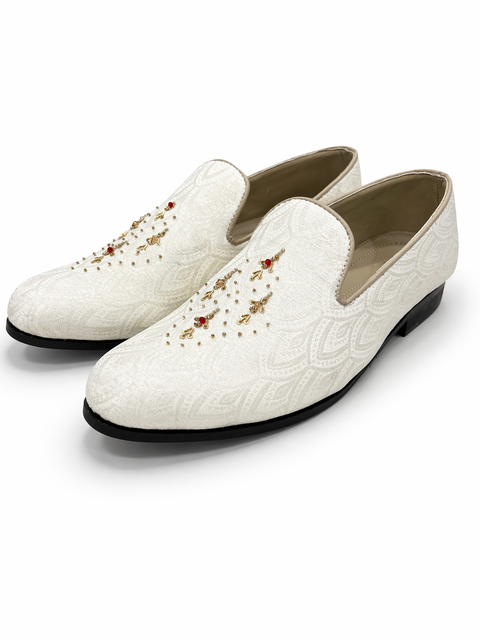 Classic White Embroidered Sherwani – Complete Groom Set